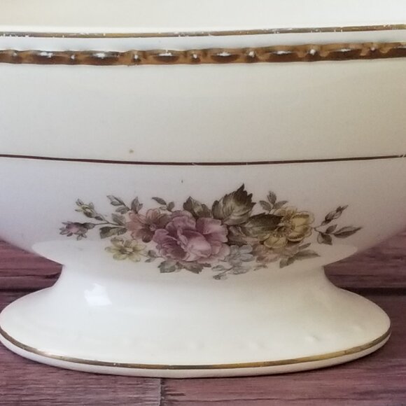 Vintage 1944 Homer Laughlin Eggshell Georgian Gravy Boat with Gold Trim/Accents - Picture 2 of 13